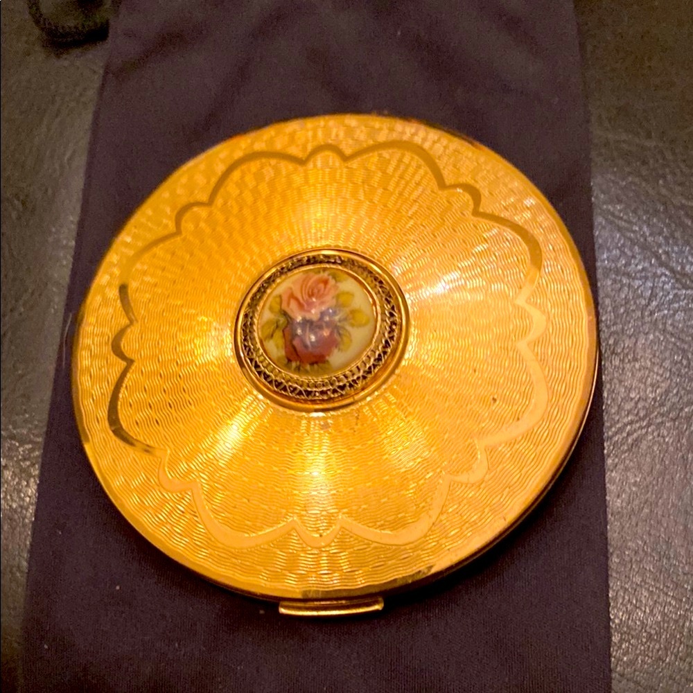 Vintage Gold Compact Setting Powder
Collectible item
